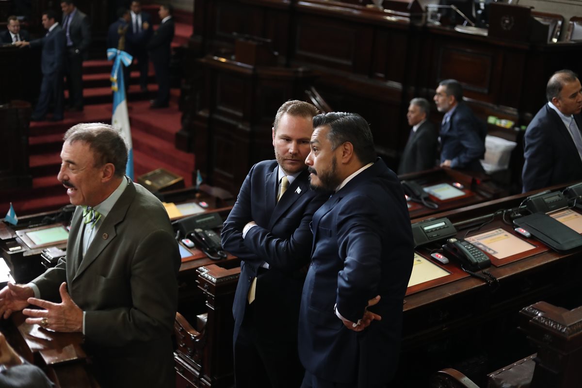 Javier Hernández, jefe de bancada de FCN-Nación conversa con Álvaro Arzú quien había sido elegido presidente de la junta directiva del Congreso. (Foto Prensa Libre: Hemeroteca)