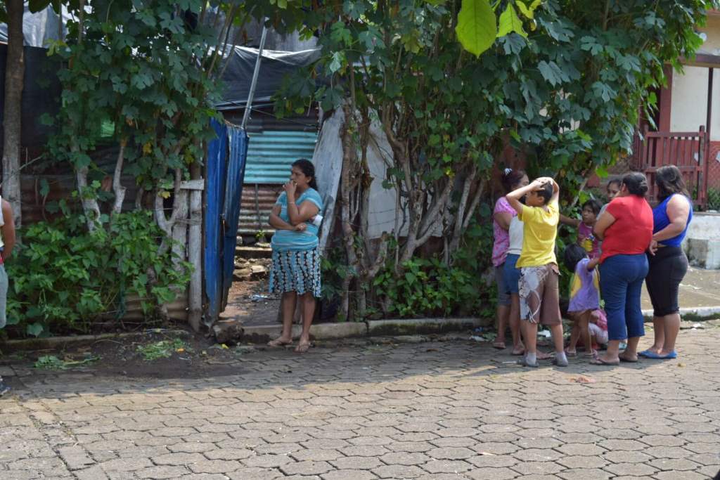 Vecinos llegan a la vivienda donde se registró el ataque armado contra la pareja de esposos. (Foto Prensa Libre: Enrique Paredes)