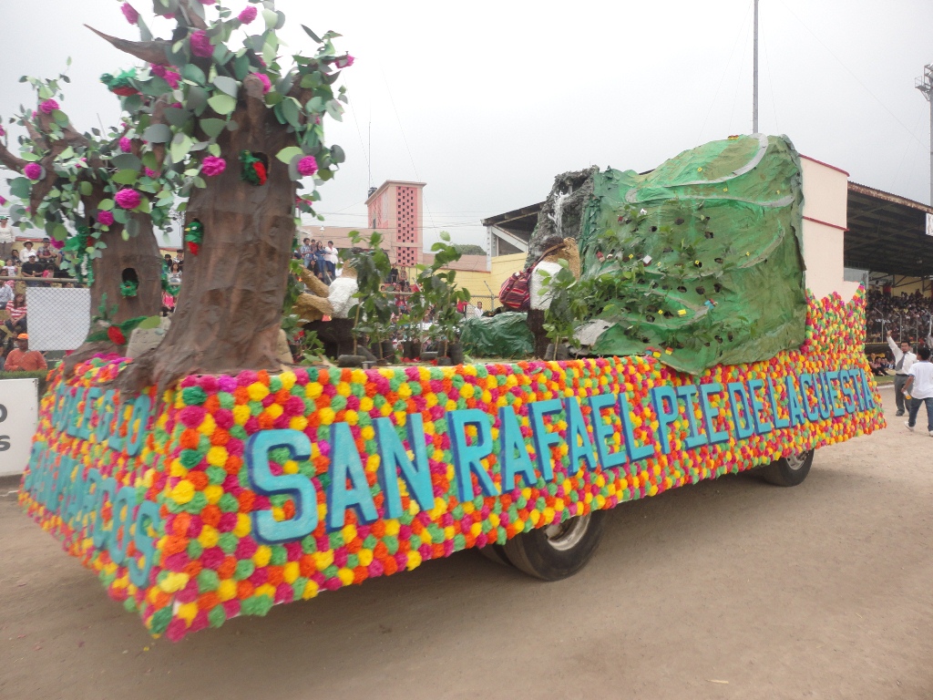 Carroza muestra riqueza natural de San Rafael Pie de la Cuesta. (Foto Prensa Libre: Genner Guzmán).