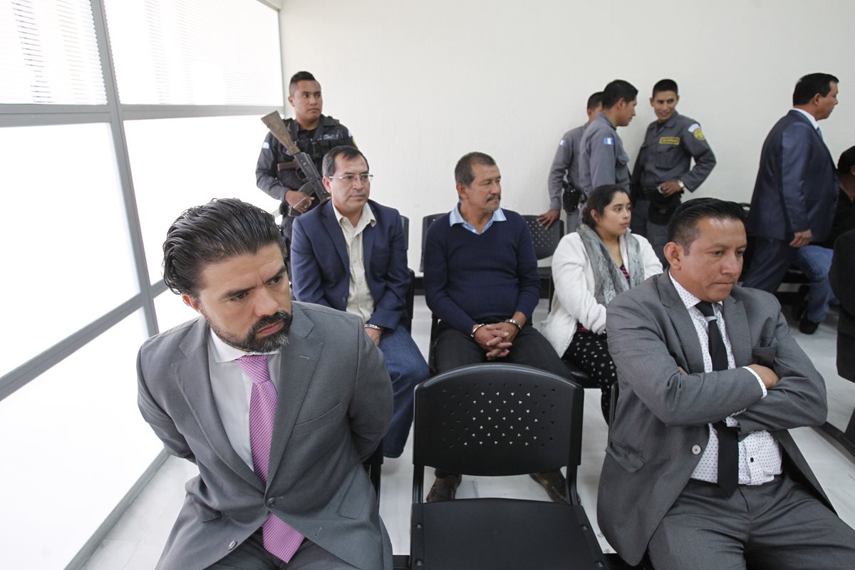 Jonathan Chévez -de traje gris- era el operador de TMU, donde fue depositado el dinero de los sobornos. (Foto Prensa Libre: Hemeroteca PL)