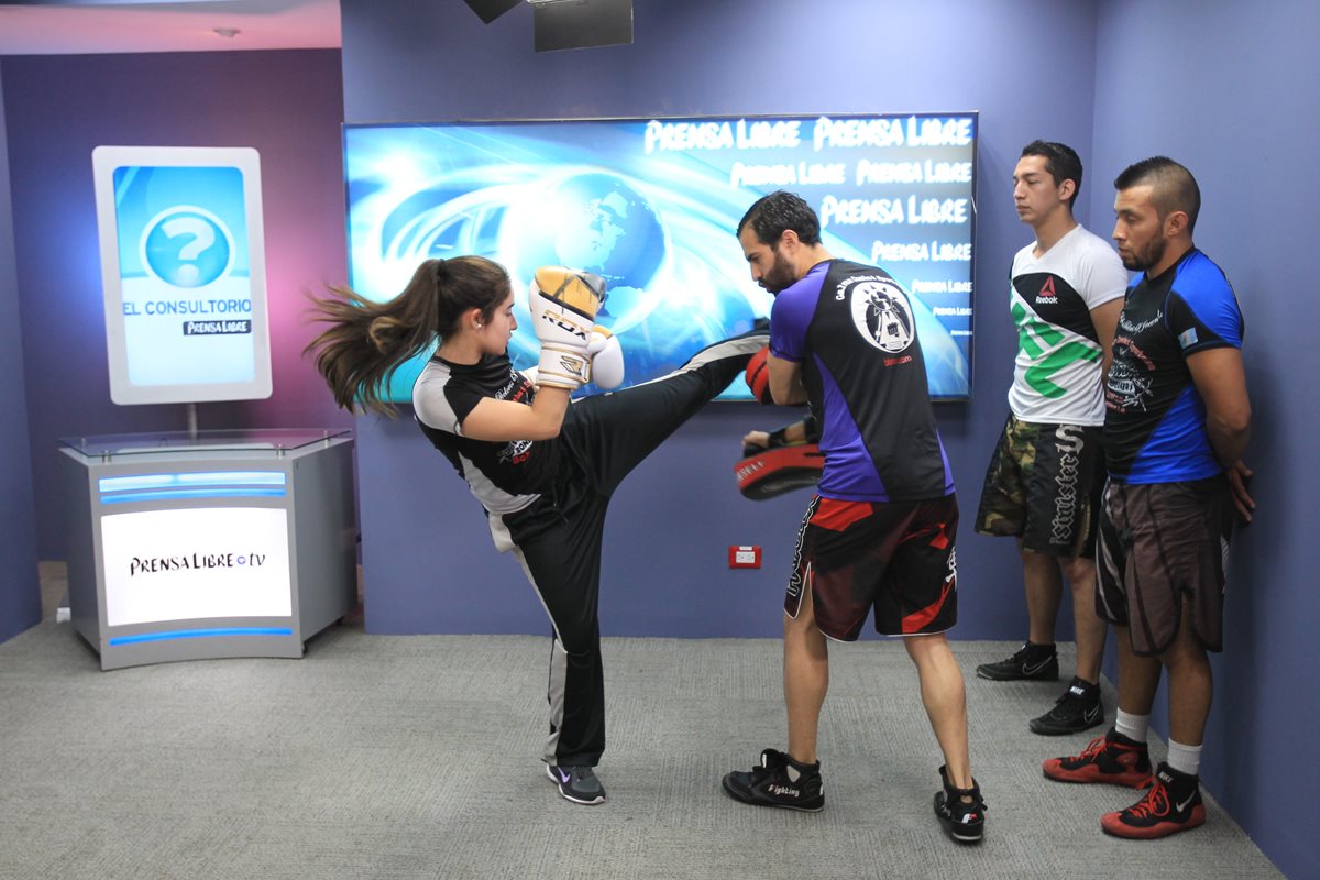 Integrantes de Academias Schumann hicieron ayer una demostración de las diferentes técnicas que se utilizan en los combates de artes marciales mixtas, durante El Consultorio. (Fotos Prensa Libre, Esbin García)