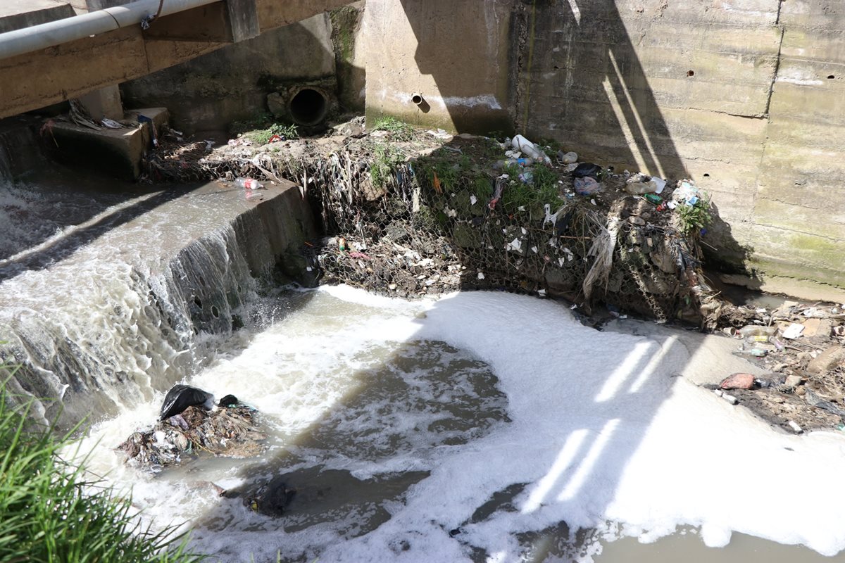 El río Seco, que atraviesa varias zonas de Xela, recibe gran cantidad de aguas residuales, en especial de tenerías. (Foto Prensa Libre: María José Longo)