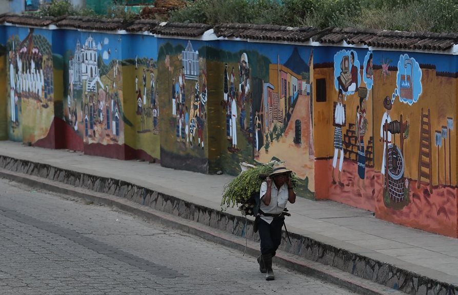 Uno de los principales atractivos de San Juan Comalapa son los murales pintados en las paredes del Cementerio General, los cuales le dan la bienvenida a los visitantes. (Foto Prensa Libre: Álvaro Interiano)