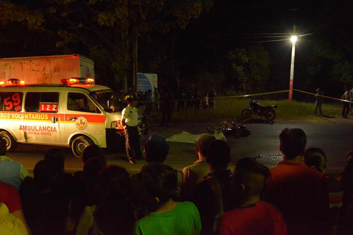 Bomberos Voluntarios atendieron la emergencia en Salamá, Baja Verapaz. (Foto Prensa Libre: Carlos Grave)