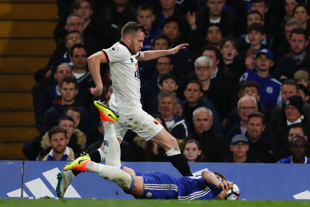 En la Premier League los jugadores deberán cuidarse de no finjir faltas o tratar de engañar al árbitro. (Foto Prensa Libre: AFP)