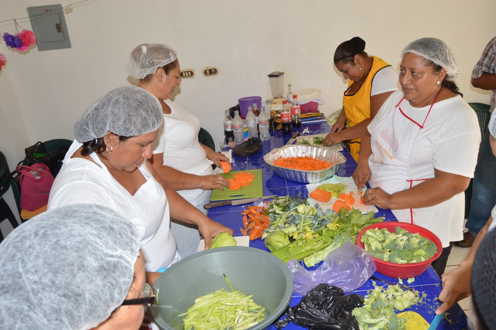 Mujeres de la cabecera de Zacapa reciben cursos de comida y repostería, impartido por parte de la comuna. (Foto Prensa Libre: Víctor Gómez)