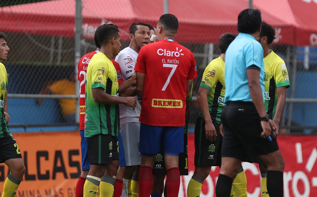 Paredes sostuvo una tensa discusión con Pérez luego del insulto racista. (Foto Prensa Libre: Carlos Vicente)