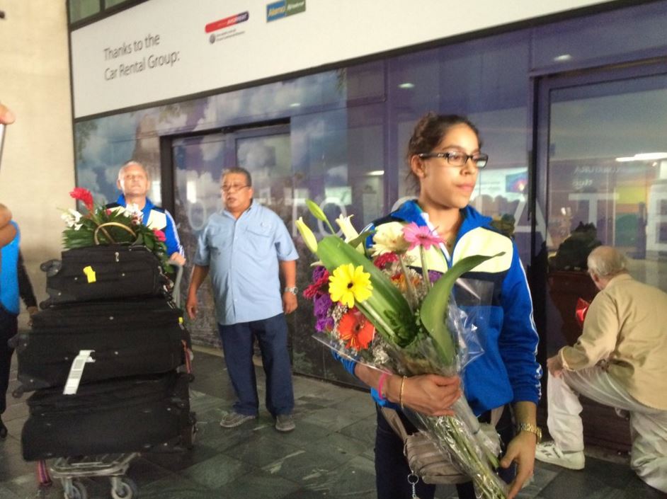 Sofía Gómez en el momento que arriba al Guatemala, tras lograr la clasificación a los Juegos Olímpicos de Río 2016. (Foto cortesía COG).