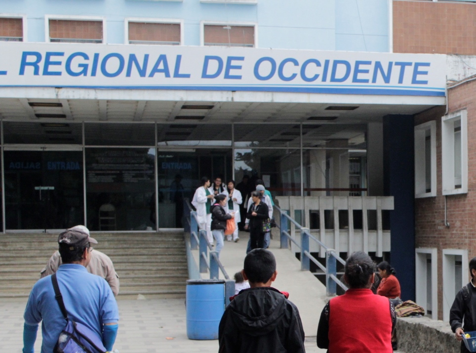 La niña se encuentra en el intensivo del área de pediatría del HRO. (Foto Prensa Libre: María Longo)