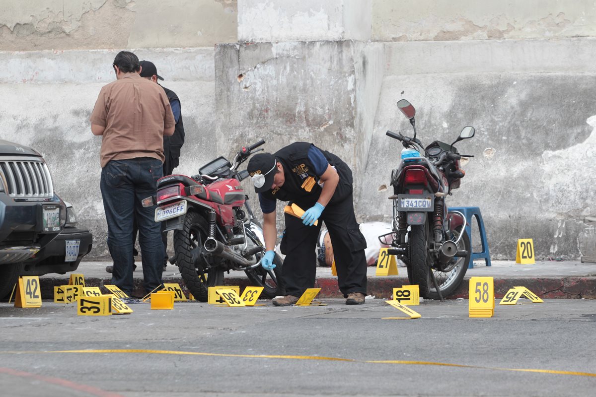 Al menos 85 indicios en el lugar del ataque fueron analizados, entre ellos, casquillos de fusil Ak-47 y dos armas de fuego que habrían dejado los agresores. (Foto Prensa Libre: Hemeroteca PL)