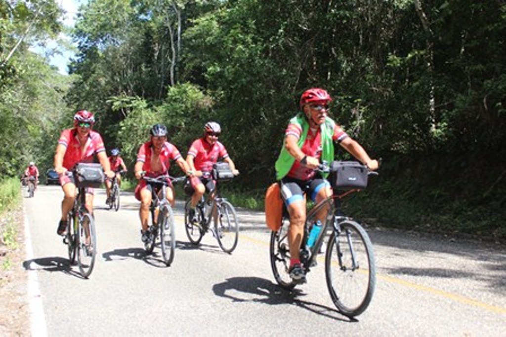 Turistas franceses se dirigen a El Remate, Flores, Petén. (Foto Prensa Libre: Rigoberto Escobar).