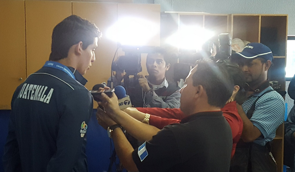 Charles Fernández es reconocido por ganar el Mundial Junior de pentatlón moderno. (Foto Prensa Libre: cortesía Fado)