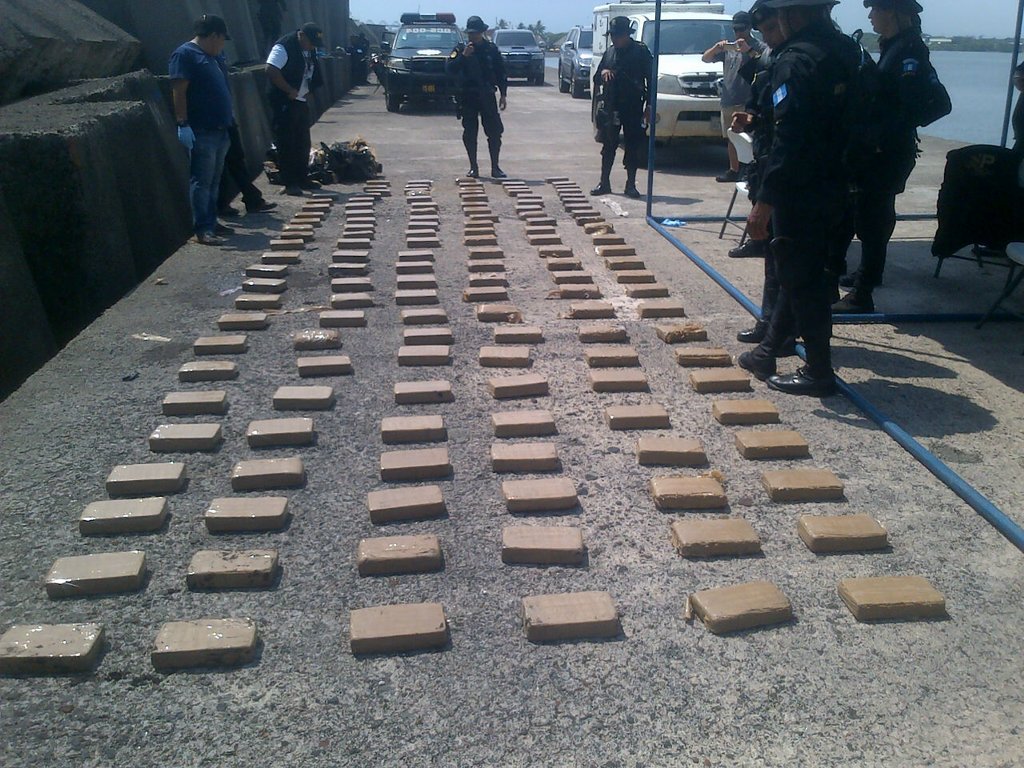 Agentes antinarcóticos contabilizan paquetes localizados en Puerto San José, Escuintla. (Foto Prensa Libre: PNC)