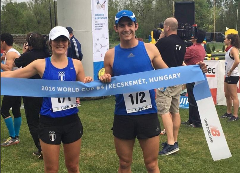 Isabel Brand y Charles Fernández celebraron el oro en la Copa del Mundo de Pentatlón. (Foto cortesía COG).