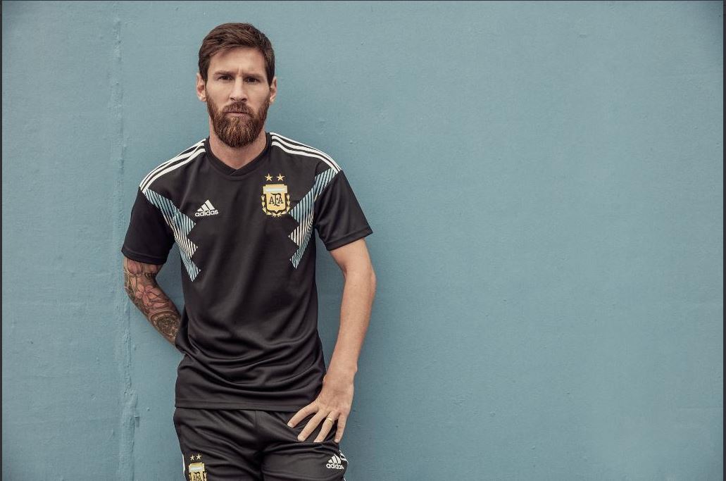 Lionel Messi posa con la nueva playera de la Selección de Argentina. (Foto Adidas).