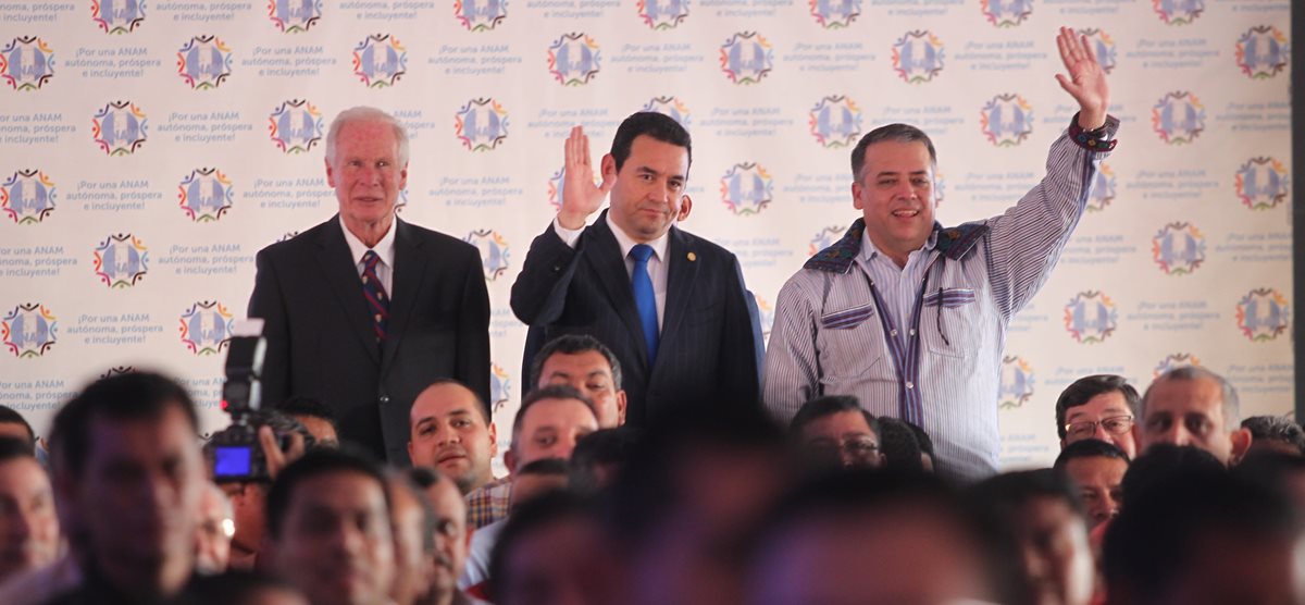 El presidente Jimmy Morales —al centro— y los alcaldes Álvaro Arzú y Edwin Escobar saludan, en reunión de la Anam. (Foto Prensa Libre: Hemeroteca PL)