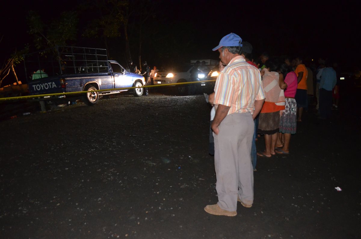 Vecinos de San Andrés Villa Seca observan escena del crimen donde una pareja fue ultimada. (Foto Prensa Libre: Jorge Tizol)