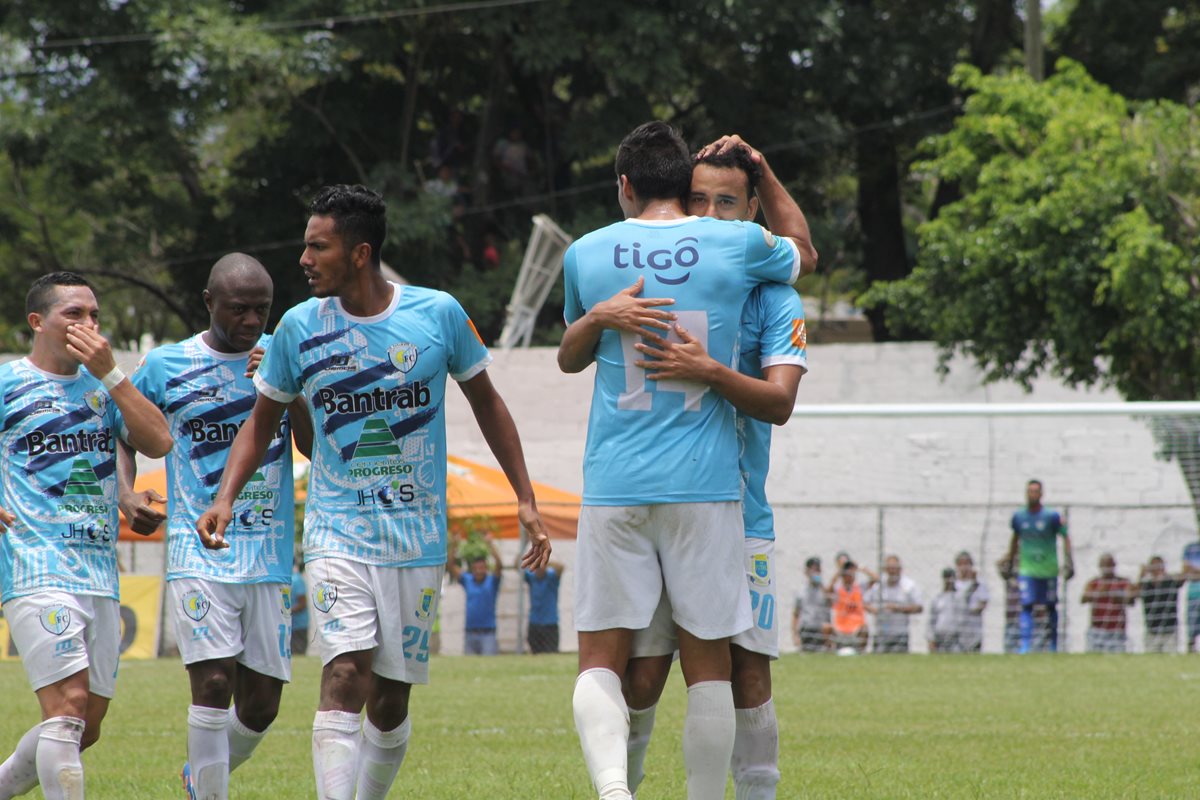 Isaac Acuña felicita a Rubén Morales luego de su anotación. (Foto Prensa Libre: Hugo Oliva)