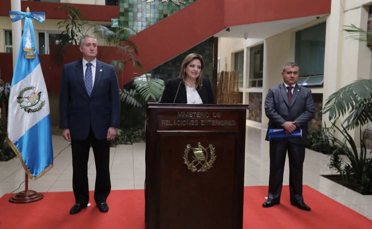 Los ministros de Gobernación, Enrique Degenhart y de Relaciones Exteriores, Sandra Jovel, reiteran la prohibición para que ingrese al país el comisionado Iván Velásquez. Los acompaña el PGN, Jorge Luis Donado. (Foto Prensa Libre: Hemeroteca PL)