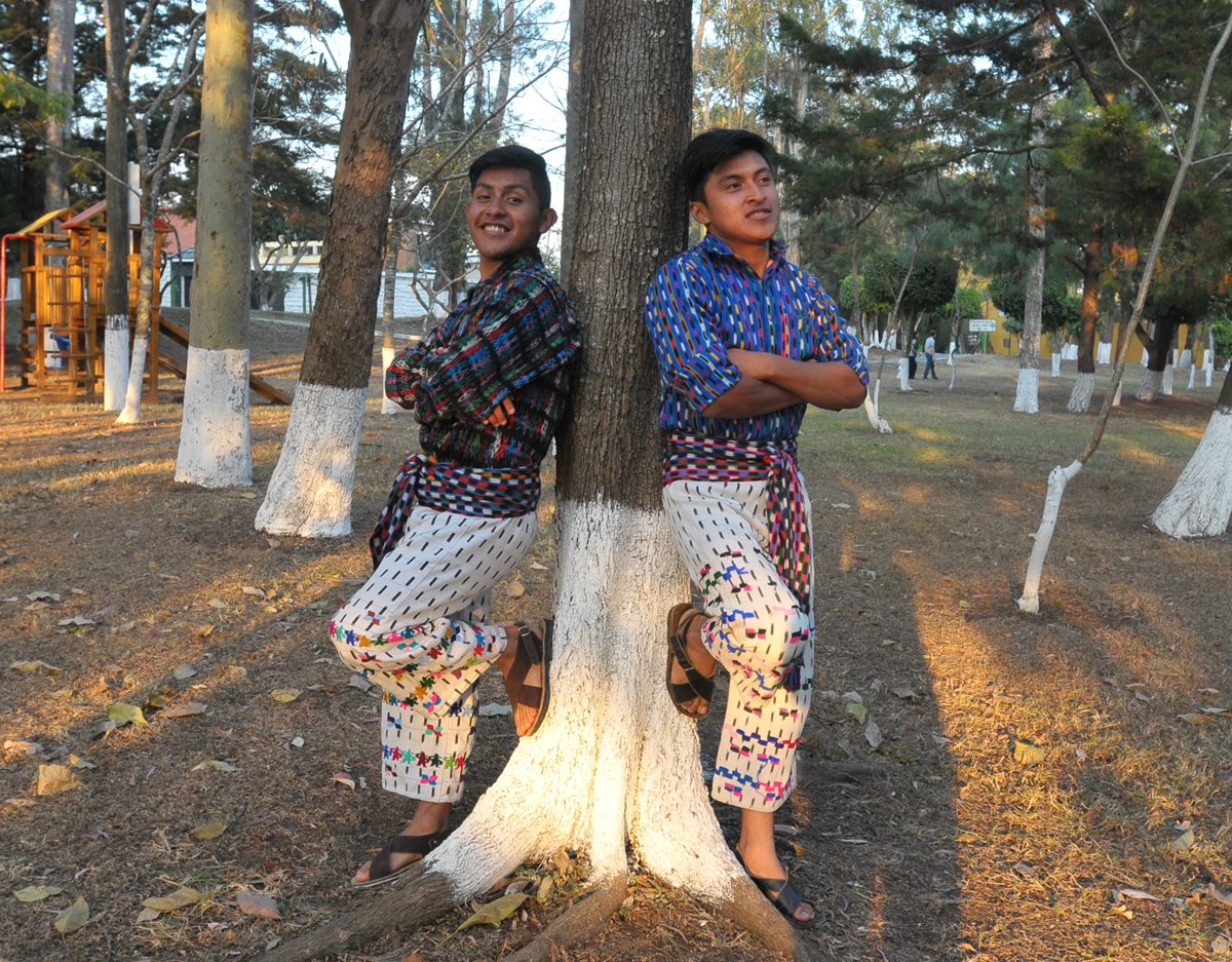 La agrupación Poesía loca está integrado por Jasy Mendoza y Juvi Hernández, originarios de San Juan la Laguna, Sololá. (Foto Prensa Libre: Ana Lucía Ola)
