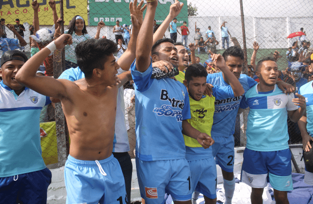 Los jugadores de Sanarate celebran el ascenso a la Liga Nacional en el estadio Pensativo. (Foto Prensa Libre: Jesús Cuque López)