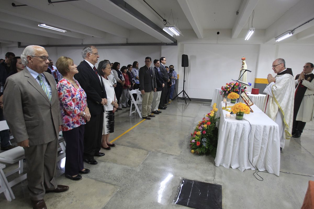 El Consejo de Administración de Prensa Libre y colaboradores participan en misa de acción de gracias oficiada por el sacerdote Álvaro Mejía. (Foto Prensa Libre: Edwin. Bercián)