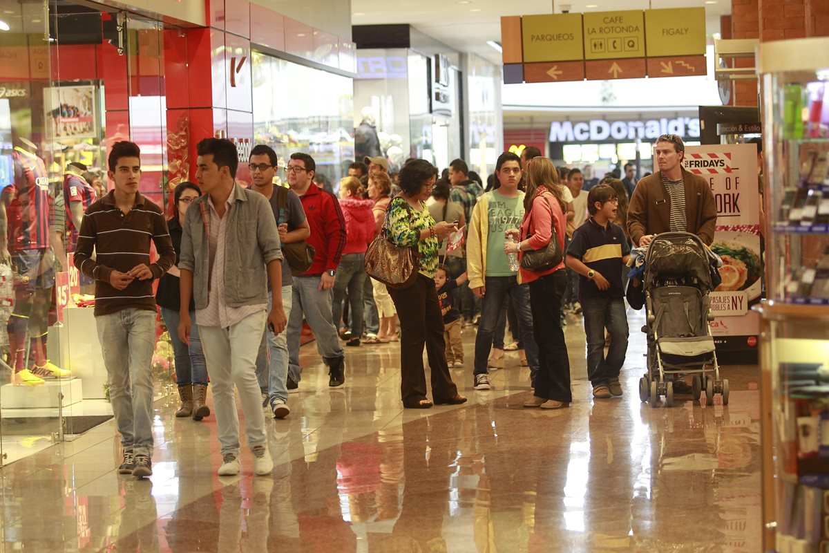 Comercio ofrecen ofertas de hasta un 70% hoy por el evento del Black Friday. (Foto Prensa Libre: Alvaro Interiano)