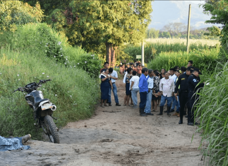 Byron Baldemar Machuca, de 36 años, conocido como "Capulín", exjugador del Deportivo Siquinalá, fue ultimado a balazos en una ruta de terraceria.(Foto Prensa Libre: Carlos Paredes)