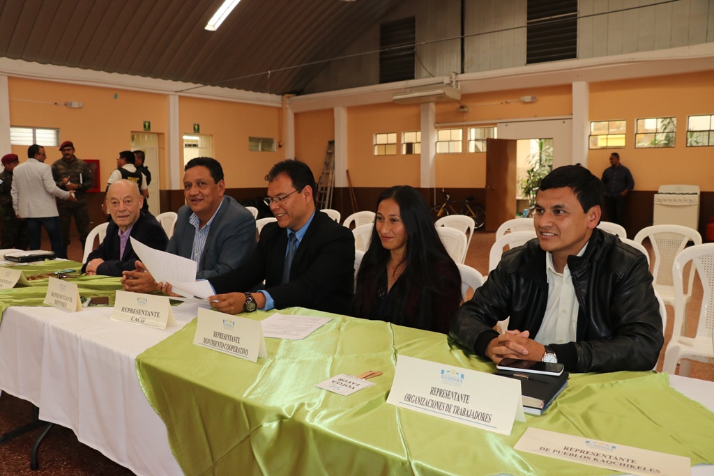 La comisión evaluadora de la sociedad civil y organismos no gubernamentales del Codede de Sacatepéquez eligen las ternas para gobernador titular y suplente. (Foto Prensa Julio Sicán)