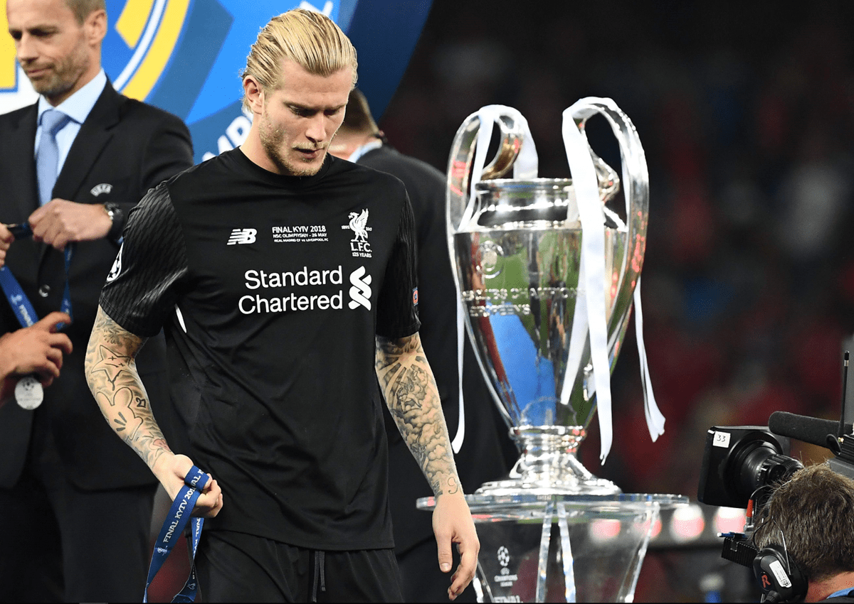 El portero Loris Karius lamentó que sus errores hayan perjudicado al Liverpool. (Foto Prensa Libre: AFP)