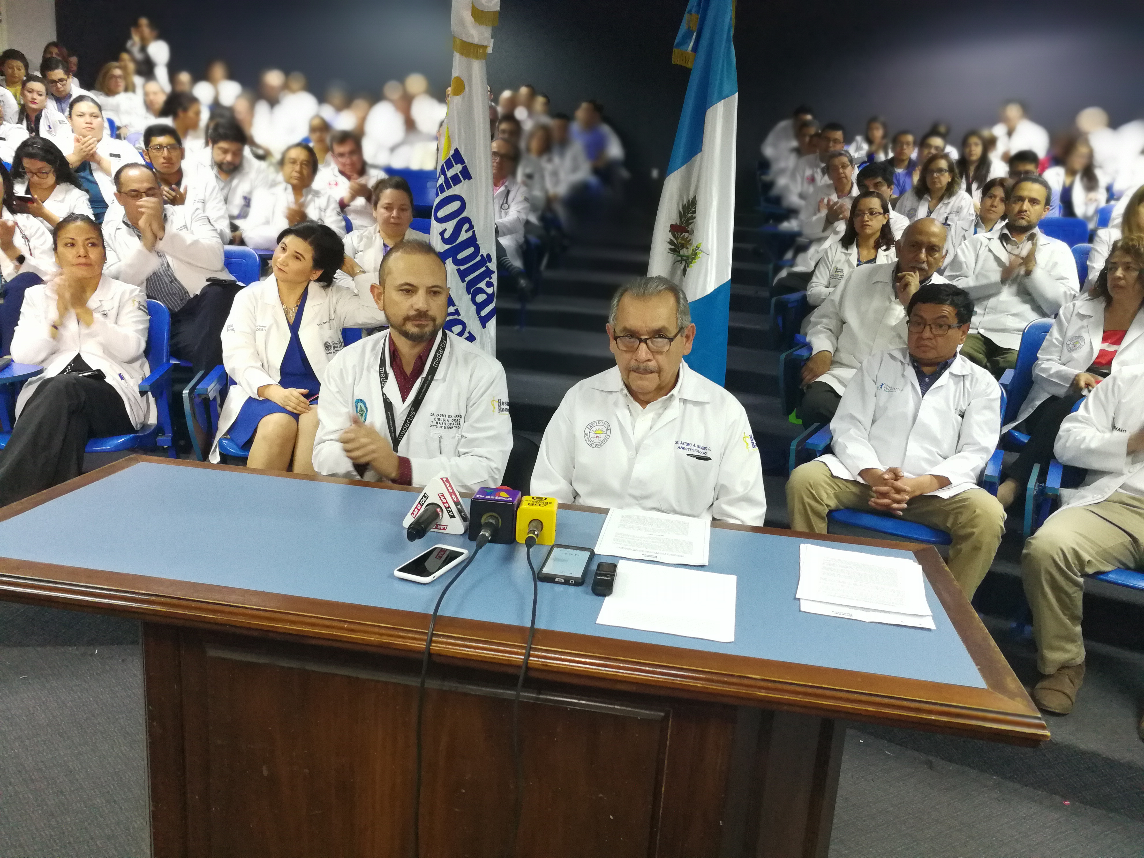 La asamblea del médicos y profesionales de la salud del Hospital Roosevelt dieron una conferencia de prensa para mostrar su postura en el tema de firma de contratos e incremento salarial  al gremio. (Foto Prensa Libre: Ana Lucía Ola)