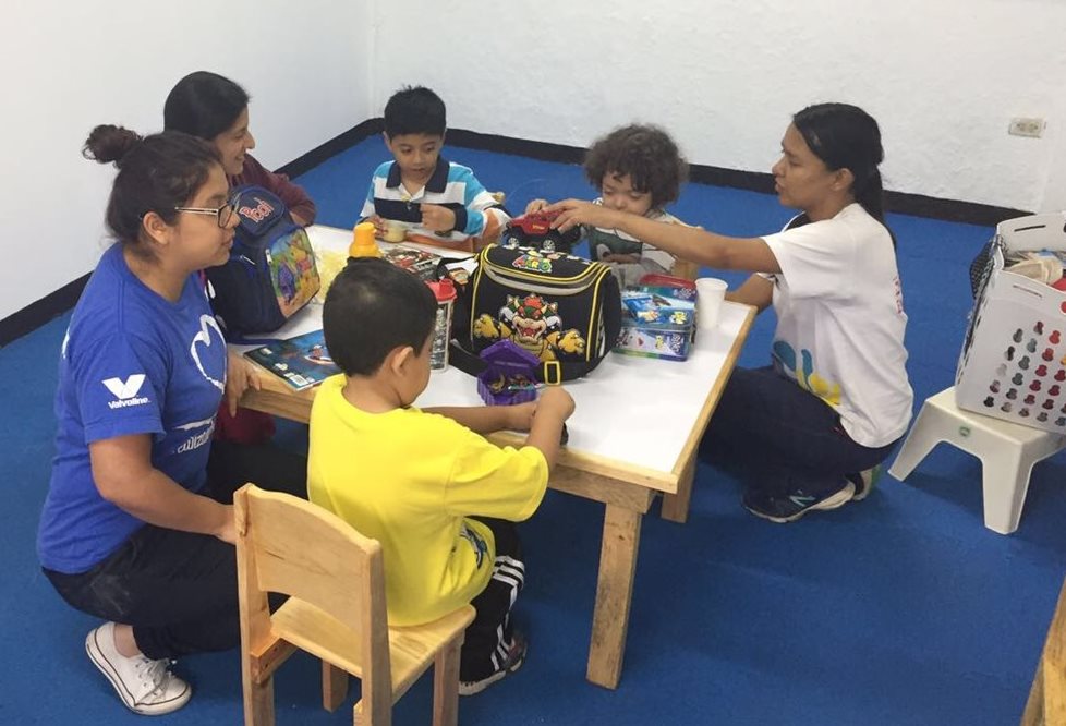 La atención temprana en casos de autismo es fundamental para el desarrollo de las habilidades de los niños. (Foto Prensa Libre: Cortesía Fundación Waybi)