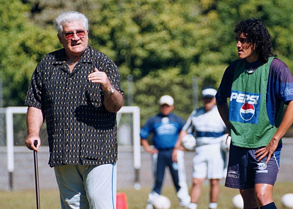 Carlos Miloc, quien ganó cuatro títulos con Comunicaciones, recibe un homenaje póstumo. (Foto Prensa Libre: Hemeroteca PL)