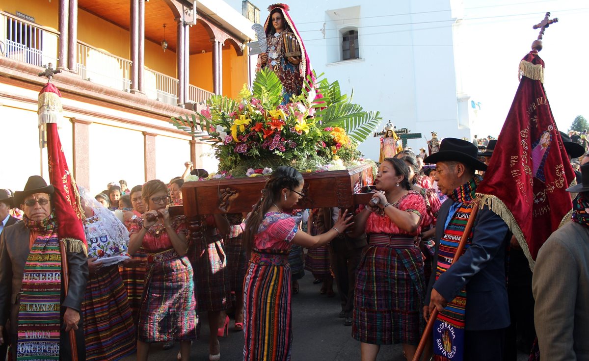 La centenaria imagen de Santa Cecilia es llevada en hombros por feligreses en las calles de Santa Cruz del Quiché. (Foto Prensa Libre: Óscar Figueroa)