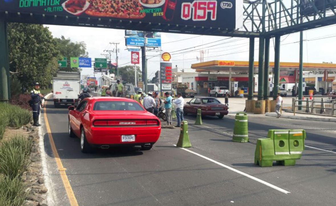 El agujero afecta el paso vehicular en la 39 avenida de la calzada Roosevelt. (Foto Prensa Libre: Emixtra)