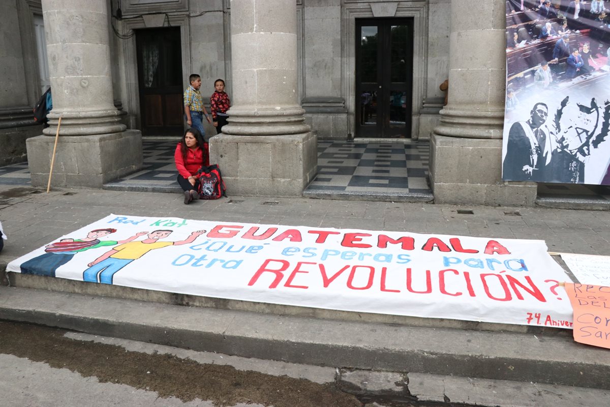 Jóvenes se reunieron anoche para hacer esta manta con la que envían un mensaje a los guatemaltecos. (Foto Prensa Libre: María Longo).