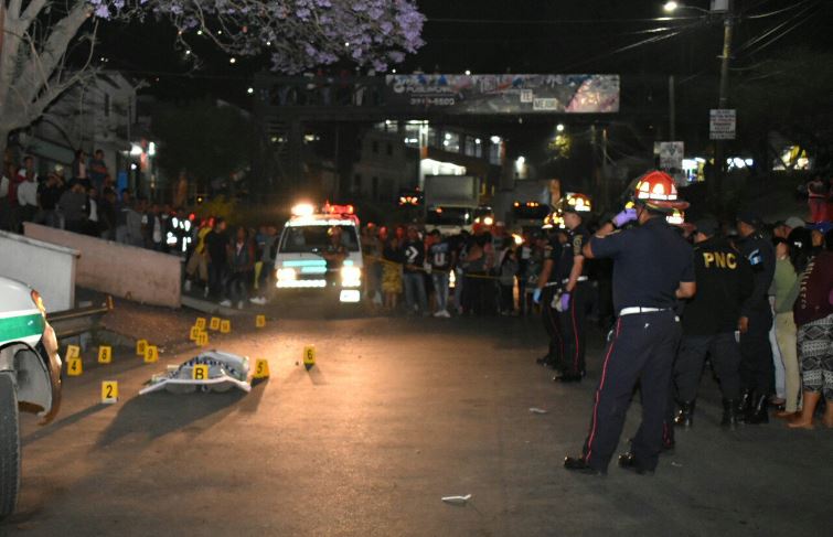 Ataque armado en Bárcenas, Villa Nueva, dejó dos víctimas. (Foto Prensa Libre: CBM)