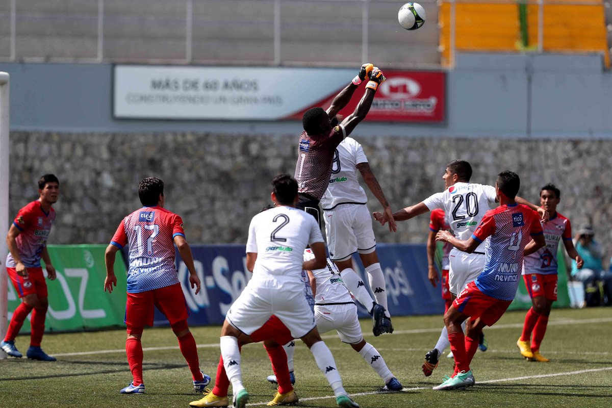 Acción durante el partido de Comunicaciones e Iztapa. (Foto Prensa Libre: Carlos Vicente)