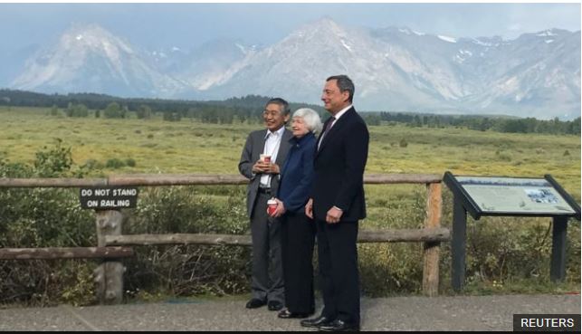 El valle de Jackson Hole es el escenario de una cita entre influyentes economistas. (En la foto de izquierda a derecha: Kuroda, Jefe del Banco de Japón, Janet Yellen, jefa de la Reserva Federal de EE.UU., y Mario Draghi, presidente de Banco Central Europeo). (Foto Prensa Libre: Reuters)