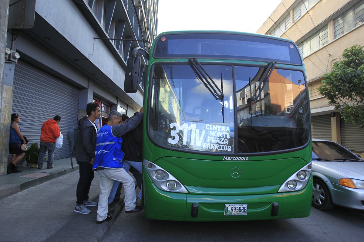 Pasajeros participan en la prueba de la ruta entre Centra Norte y 18 calle. (Foto Prensa Libre: Carlos Hernández)