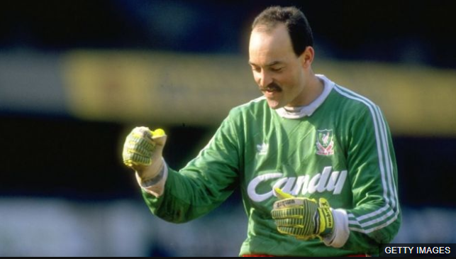 Bruce Grobbelaar ganó la Copa de Europa en 1984 frente al Roma en un partido en el que dio origen a una de las imágenes más icónicas del torneo continental. (Foto Prensa Libre: BBC News Mundo)