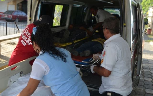 Socorristas trasladan hacia la emergencia del hospital al vendedor de tarjetas telefónicas Oscar Wilson y los agentes de seguridad privada. (Foto Prensa Libre: Dony Stewart)