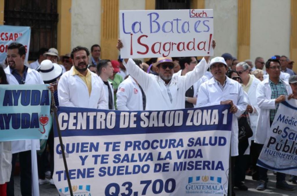 Desde agosto último, el movimiento médico no ha encontrado eco a sus demandas salariales. (Foto Prensa Libre: Hemeroteca PL)