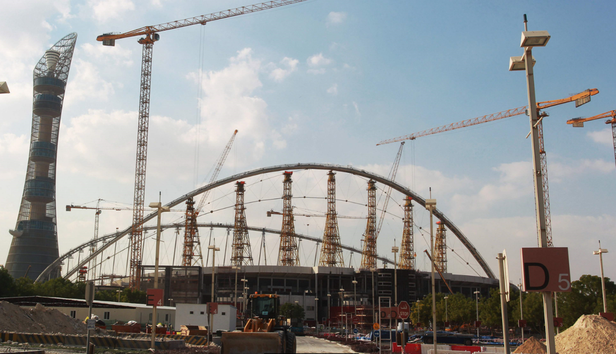 Khalifa Stadium, en Doha, continúa en construcción para el Mundial de Qatar en el 2022. (Foto Prensa Libre: AFP)