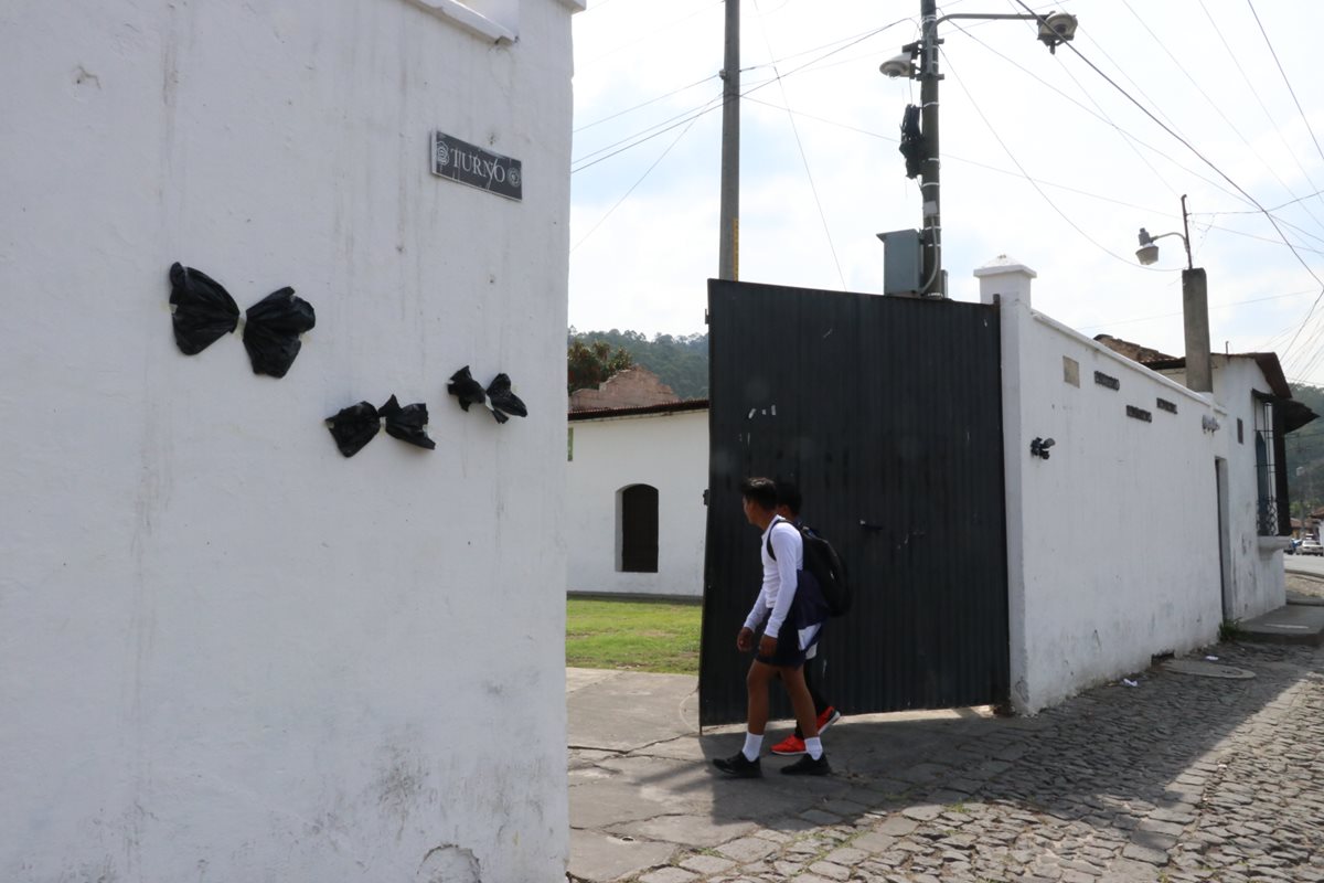 En la entrada del estadio Pensativo fueron colocadas moñas negras.(Foto Prensa Libre: Renato Melgar)