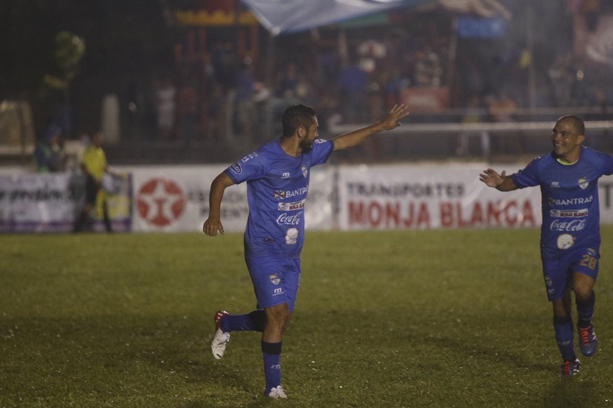 Edi Danilo Guerra festeja después de anotar. (Foto Prensa Libre: Eduardo Sam)