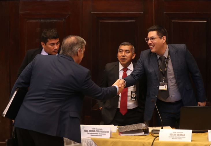 Óscar Schaad -d-, fiscal contra Delitos Electorales, durante la citación en la comisión pesquisidora para Jimmy Morales. (Foto Prensa Libre: Hemeroteca PL)