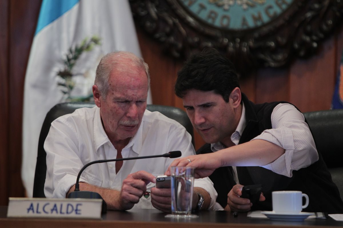 Álvaro Arzú (izquierda) conversa con Ricardo Quiñónez durante una reciente reunión del Concejo Municipal. (Foto Prensa Libre: Paulo Raquec)