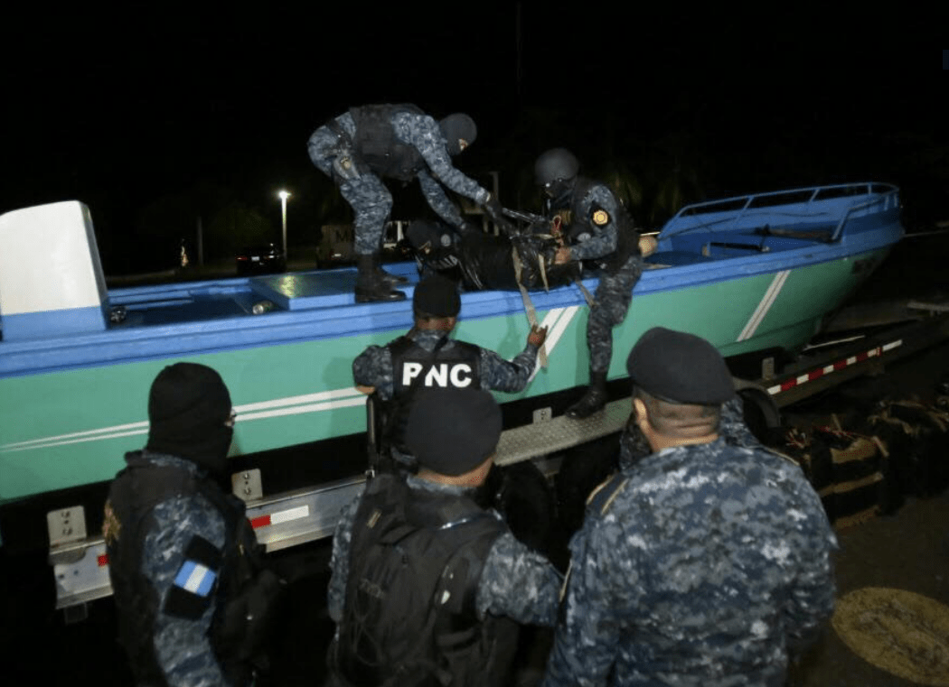 Lancha en la que fue decomisada la cocaína. (Foto Prensa Libre: Cortesía PNC).