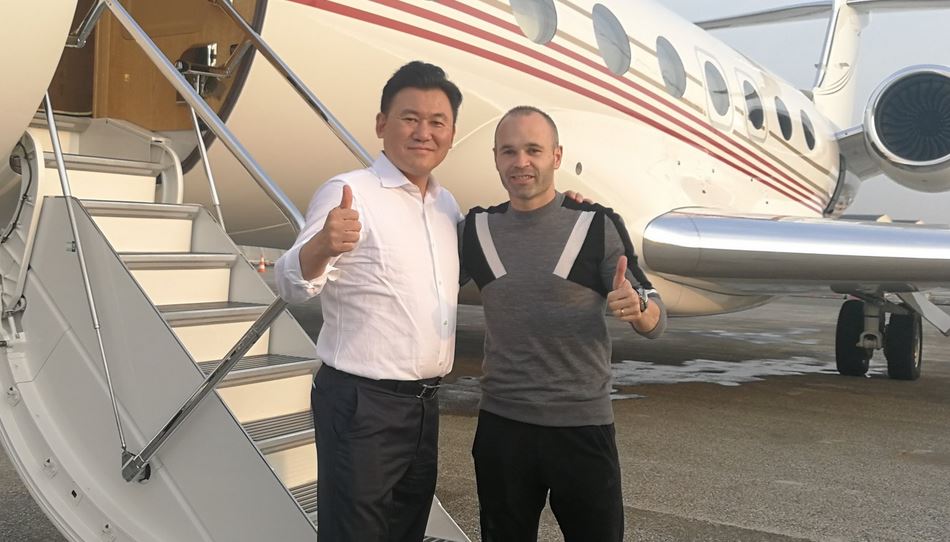 El presidente de la compañía japonesa Rakuten, Hiroshi Mikitani, posa junto a Andrés Iniesta, antes de emprender el vuelo a Japón. (Foto Prensa Libre: Twitter)